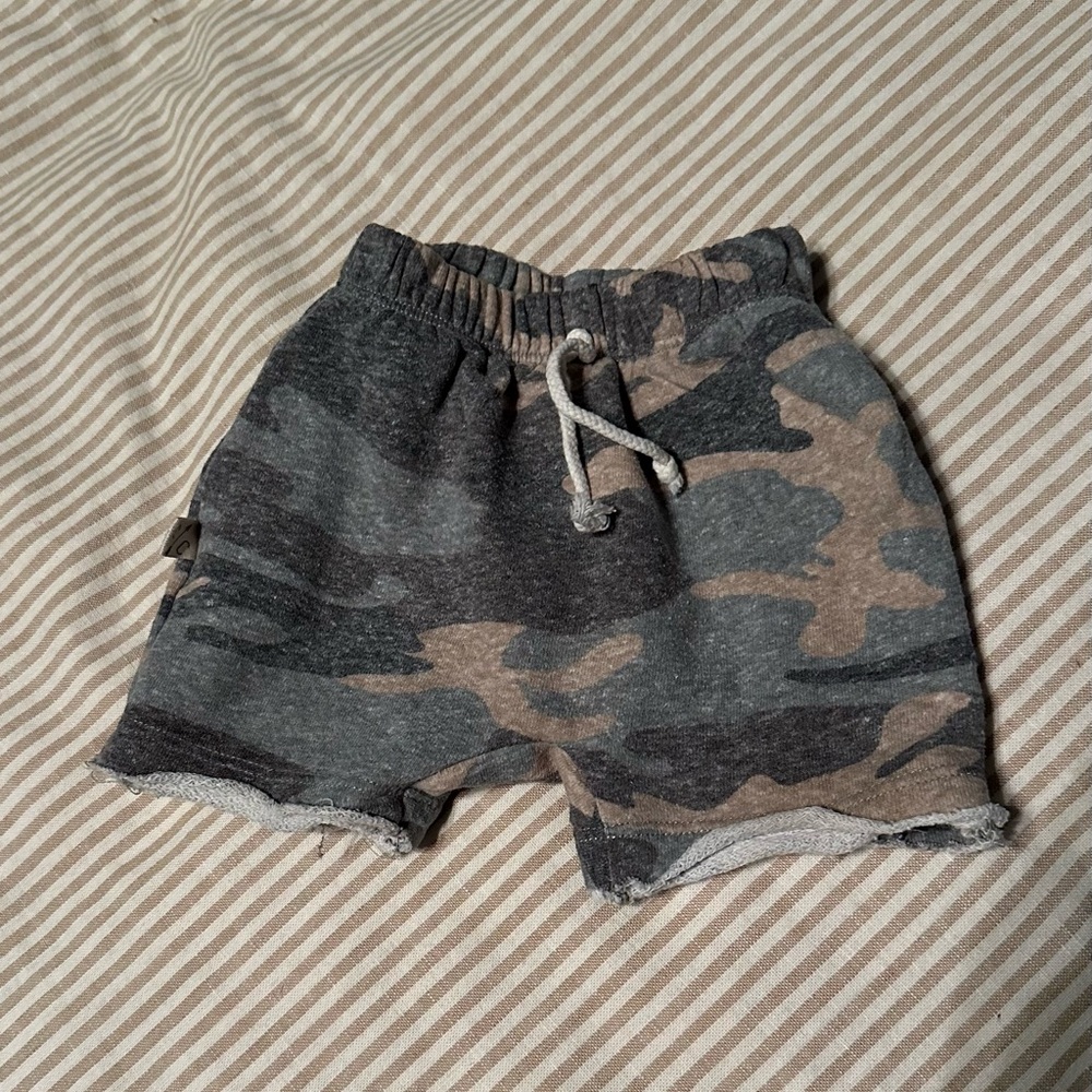 Childhoods faded camo shorts 2T GUC